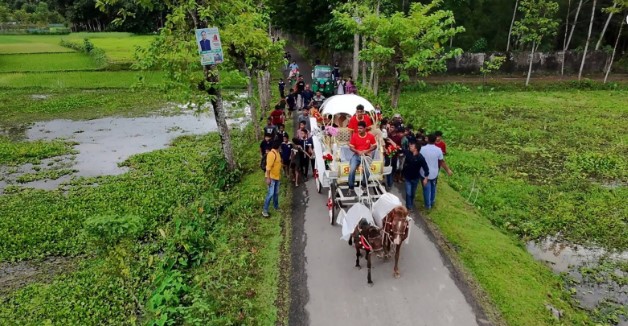 ঘোড়ার গাড়িতে শিক্ষকের রাজকীয় বিদায়